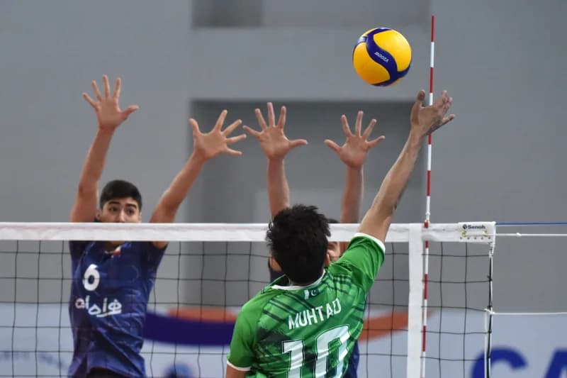 To‘r oldida musobaqalashayotgan voleybolchilar