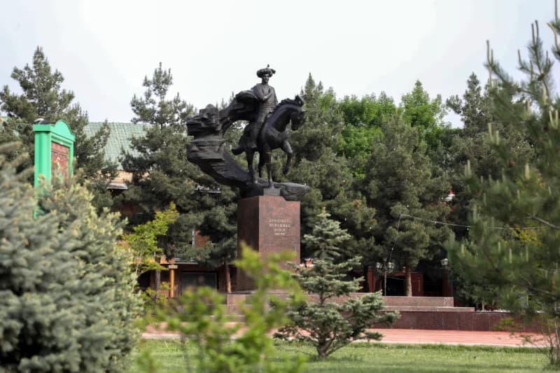 Памятник Захириддину Мухаммаду Бабуру в парке