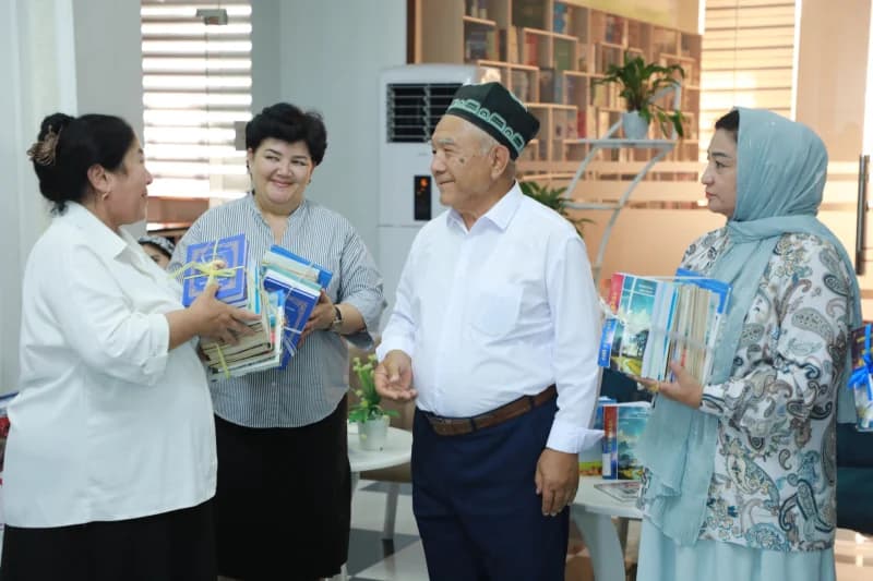 Люди, раздающие книги в библиотеке