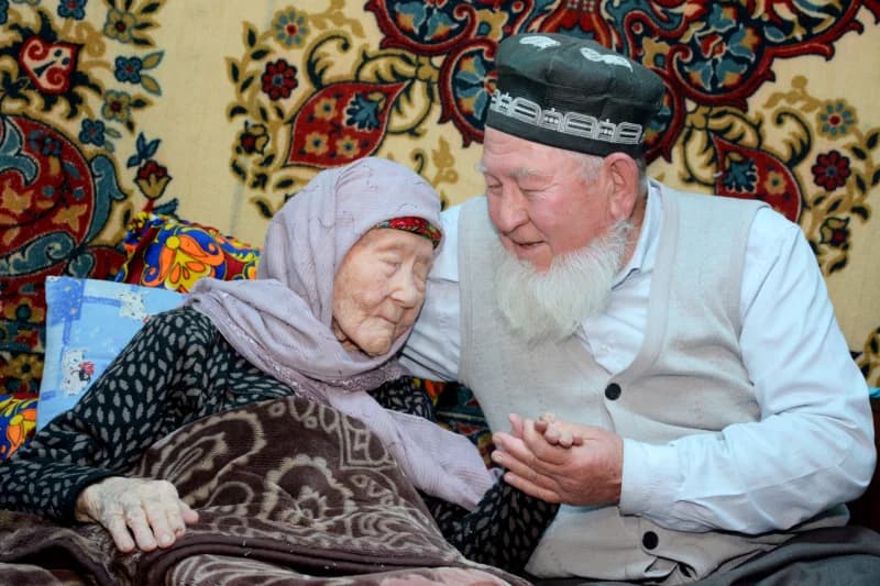 101 yoshli ayol va uning 75 yoshli o'g'li