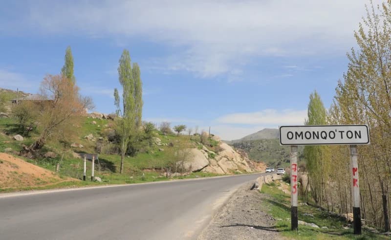 Дорожный знак на въезд в село Омонкотон