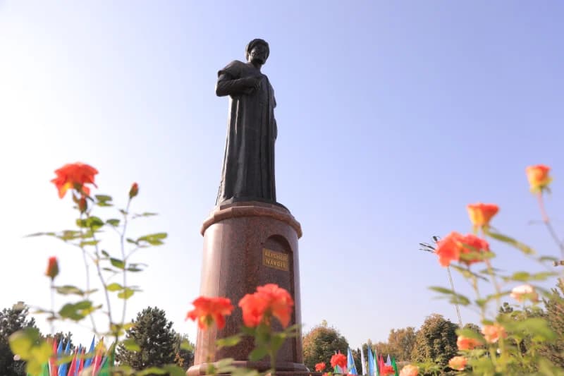 Памятник Алишеру Навои в Ташкенте