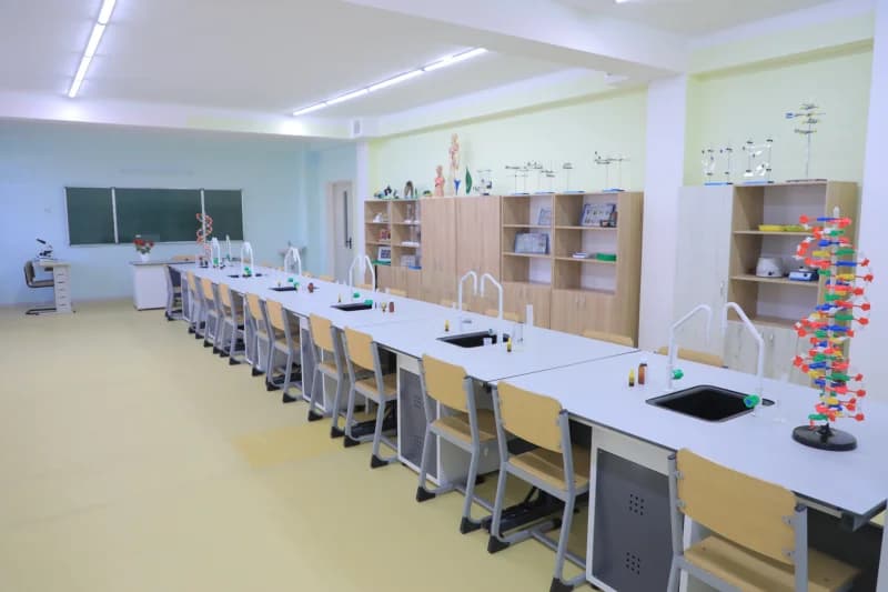 Современный школьный биологический лабораторный класс