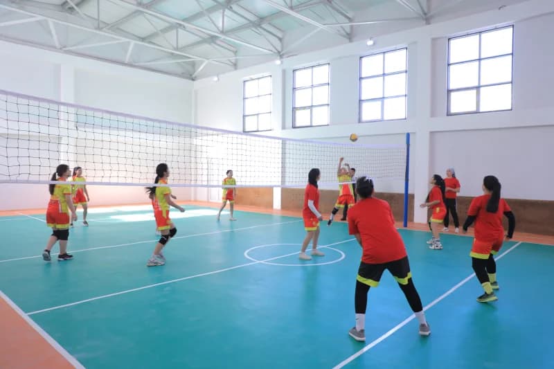 Sport zalida ayollar o‘rtasida voleybol o‘yini