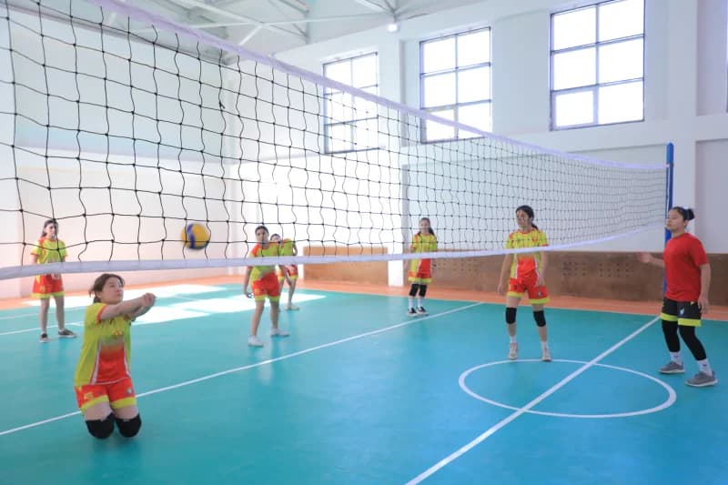 Sport zalida voleybol o‘ynayotgan qizlar