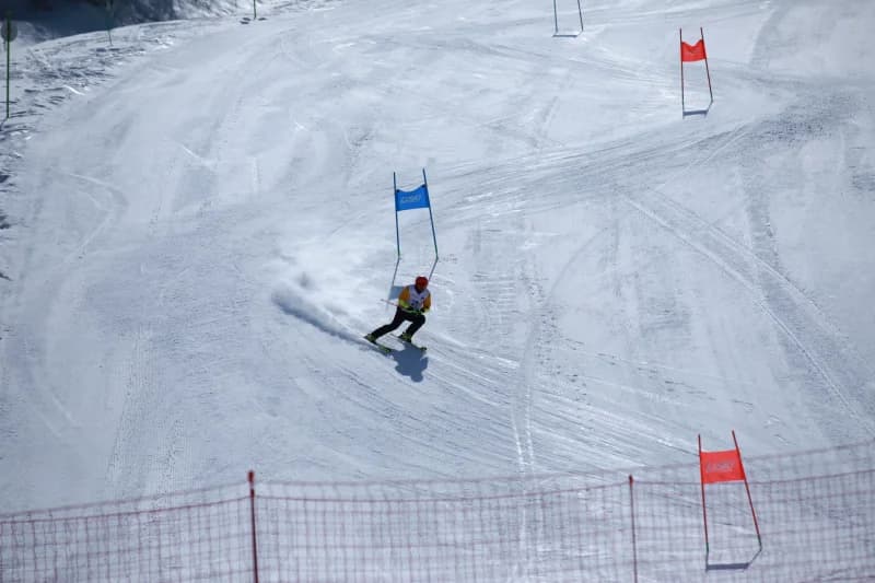 Slalom yo‘lagida harakatlanayotgan chang‘ichi