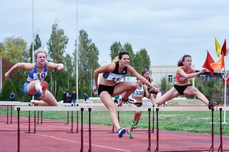 Спортсменки, выступающие в беге с препятствиями