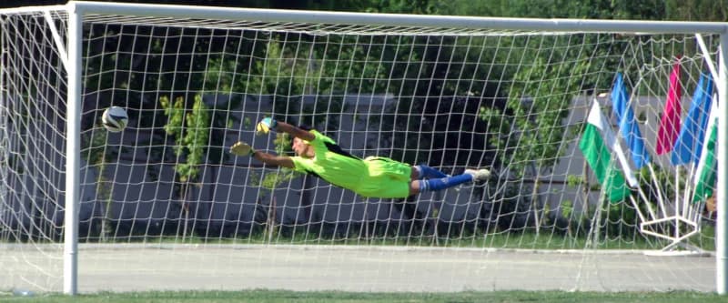 Darvozabon futbol to‘pini qutqarish uchun sho‘ng‘imoqda