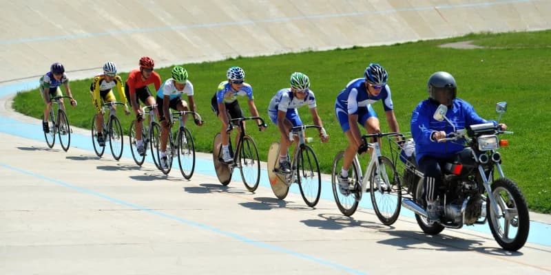 Velodrom trassasida musobaqalashayotgan velosipedchilar