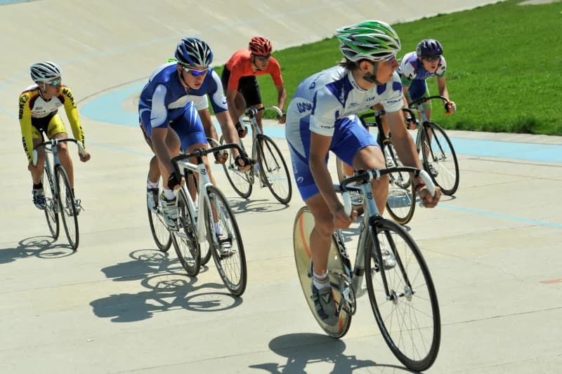 Velodrom trassasida musobaqalashayotgan velosipedchilar