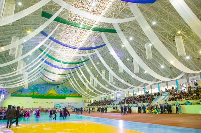 Празднование на крытой спортивной арене