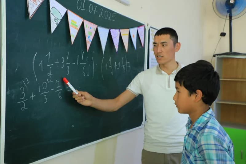 Учитель объясняет математику ученику