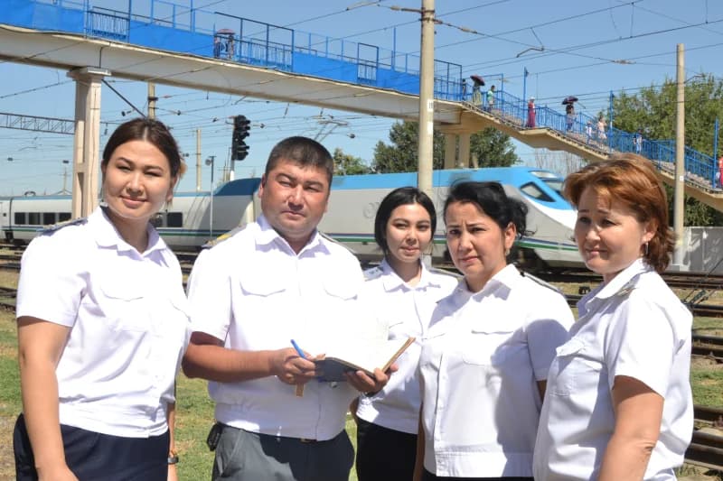 Temir yo‘l xodimlari stansiyada