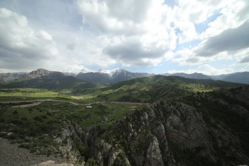 Cho‘qqilari qor bilan qoplangan go‘zal tog‘ vodiysi