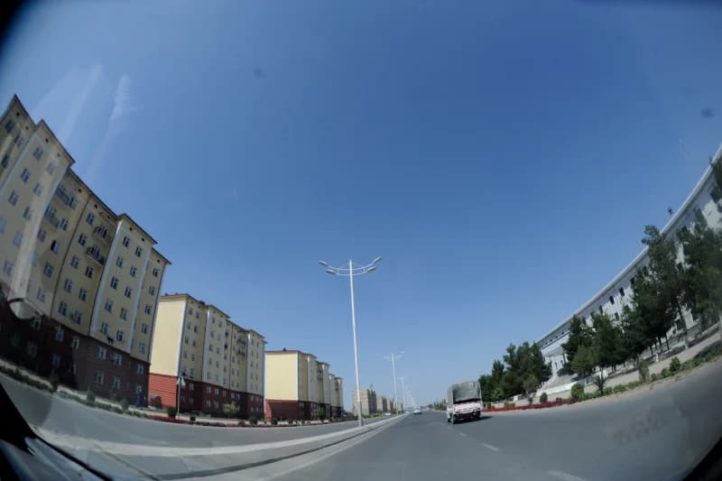Современные жилые дома вдоль городской дороги