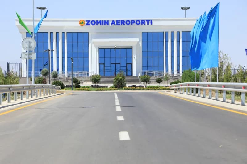 Zomin aeroporti terminal binosining tashqi ko‘rinishi