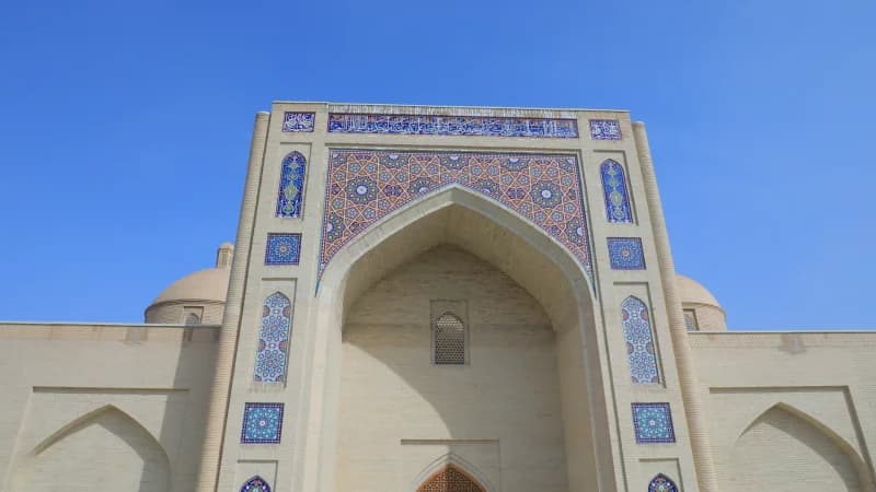 Tarixiy masjidning dekorativ koshinli kirish qismi