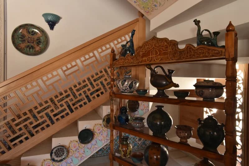 Tokchalarda namoyish etilayotgan sopol idishlar