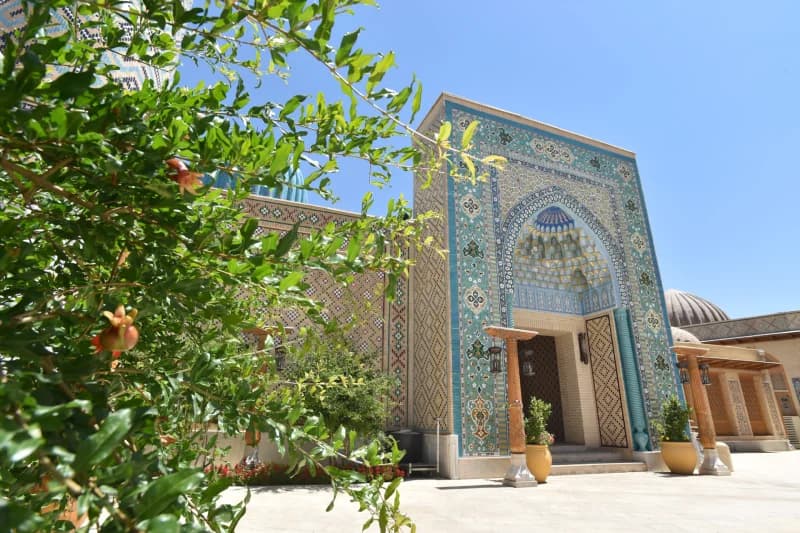 Quyosh nuri masjid darvozasini yoritmoqda
