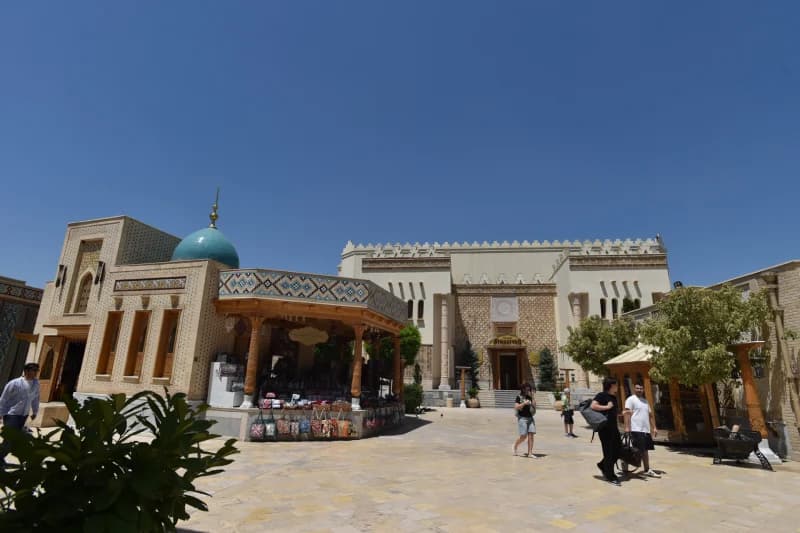 Tashrif buyuruvchilar tarixiy maydonni kezmoqda