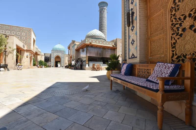 Tashrif buyuruvchilar tarixiy masjid hovlisini o'rganishmoqda