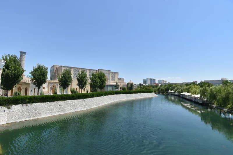 Kanal tarixiy arxitektura yonidan oqib o‘tadi