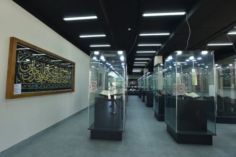 Tashrif buyuruvchilar tarixiy qo‘lyozmalarni tomosha qilmoqda