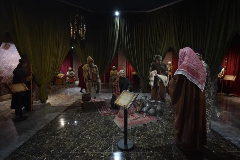 Tashrif buyuruvchilar muzey eksponatlarini ko‘rishmoqda