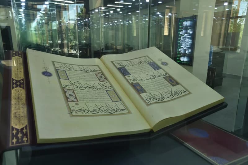 Muzey ichida qadimiy qo‘lyozma saqlanmoqda
