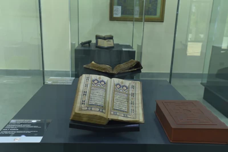 Qadimiy Qur'on qo'lyozmalari namoyish etilmoqda