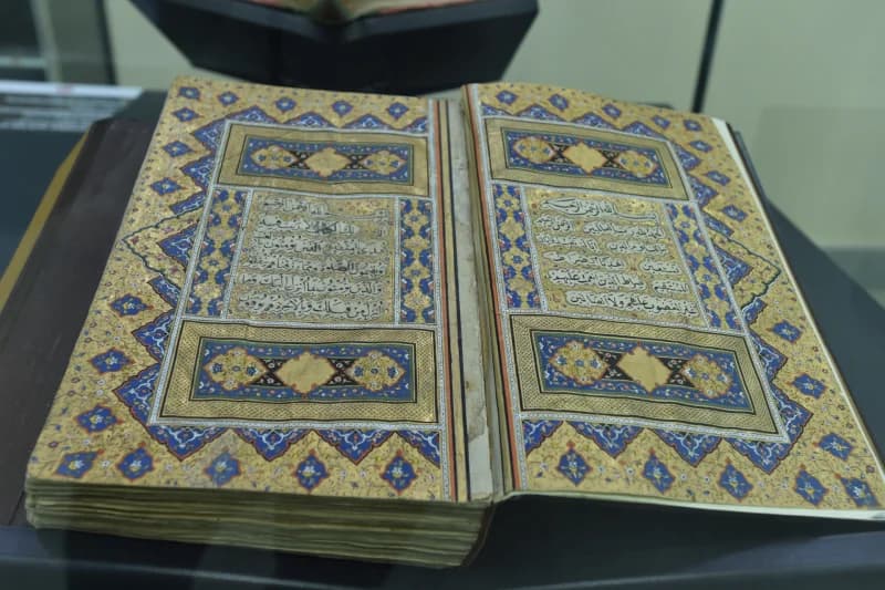Qadimiy qo‘lyozmada murakkab husnixat aks etgan