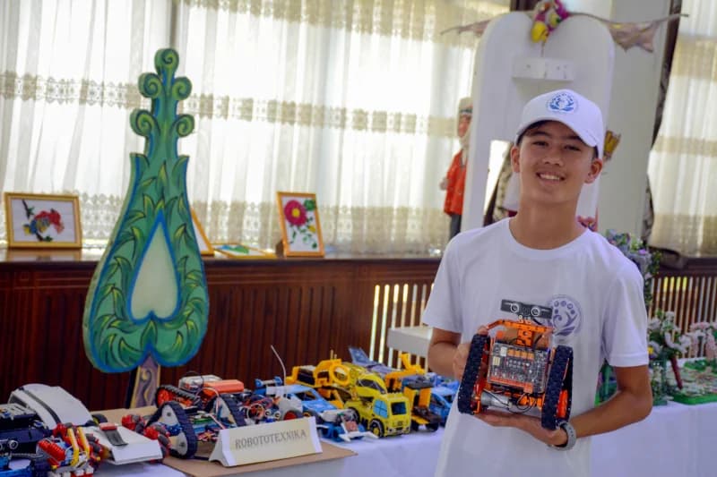 Student demonstrates his robotic project
