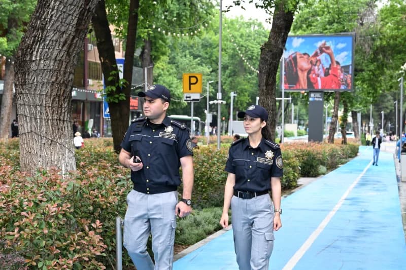 Sayyohlar politsiyasi ko‘chalarni patrul qilmoqda.