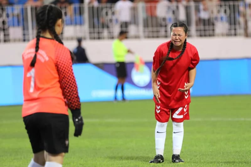 Maydonda yig‘layotgan sportchi qiz