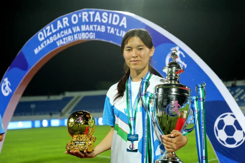 Futbol kuboklarini ushlab turgan jamoa sardori