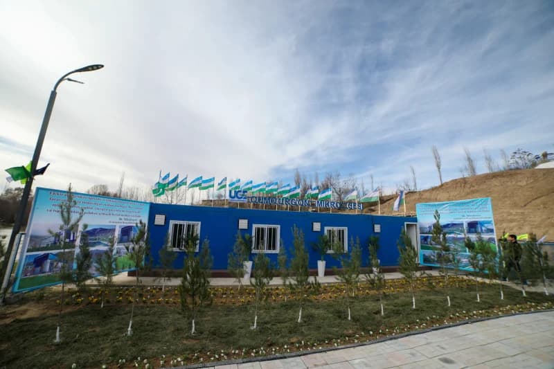 Флаги развеваются над синим объектом