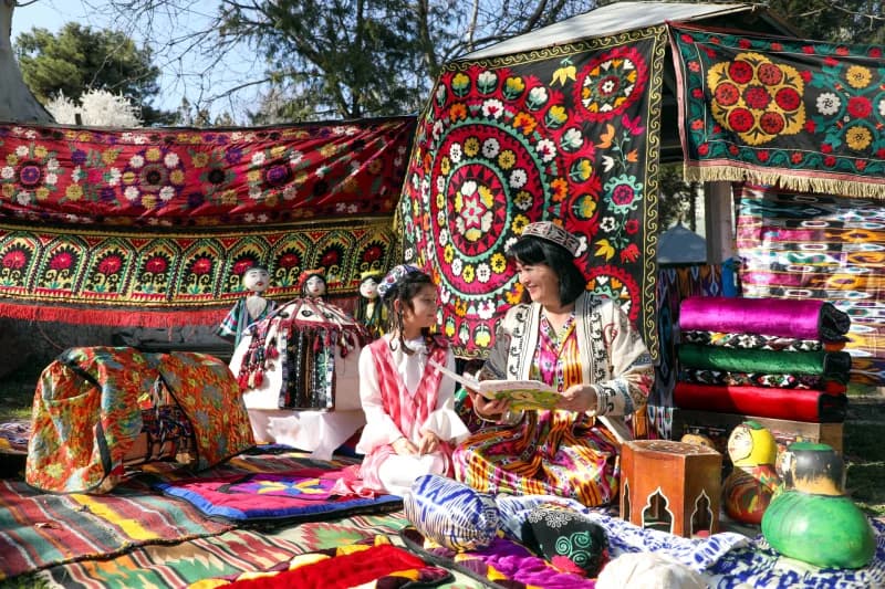Женщина читает книгу девочке