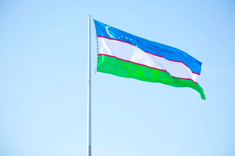 Флаг Узбекистана развевается на ветру
