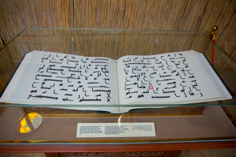 Qadimiy Qur’on qo‘lyozmasi ko‘rgazmaga qo‘yilgan