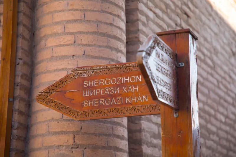 Yog‘och belgi yodgorlik tomon ishora qiladi