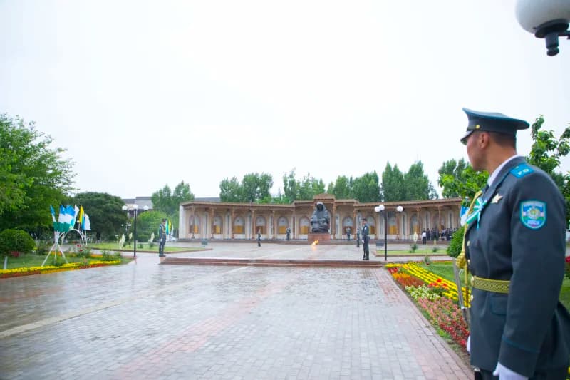 Гвардейцы стоят у мемориала