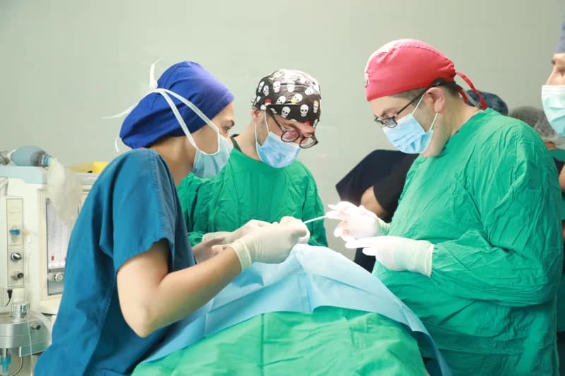 Operatsiya xonasida operatsiya bajarayotgan jarrohlar