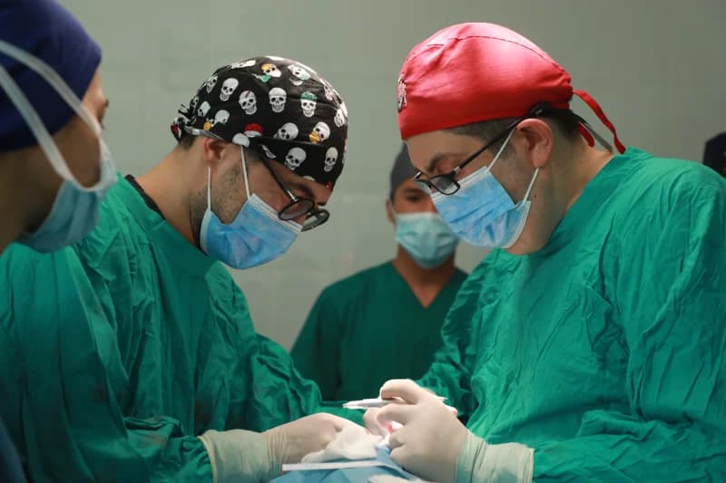Operatsiya xonasida operatsiya bajarayotgan jarrohlar