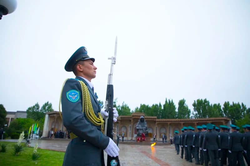 Солдат стоит на страже у памятника