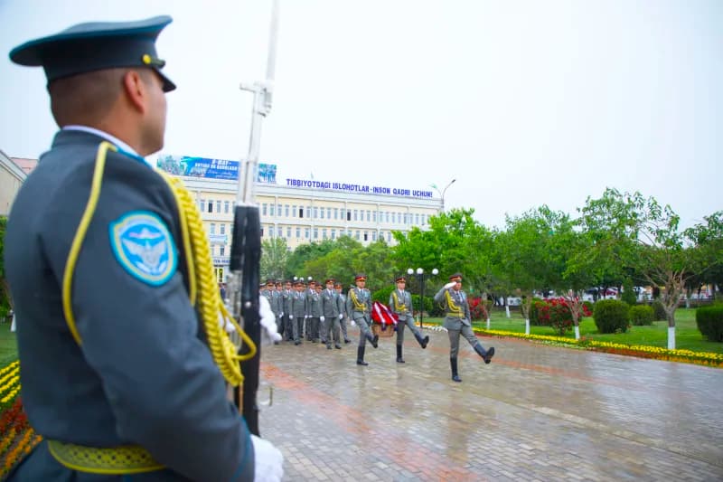 Солдаты, марширующие в торжественном строю
