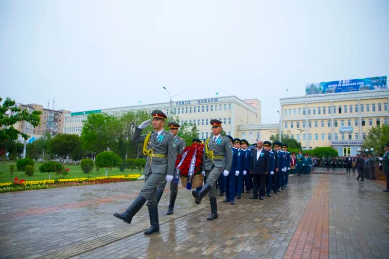 Офицеры в форме марша с венками
