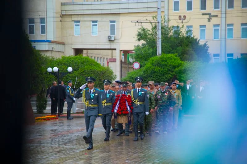 Военнослужащие несут дань уважения цветами