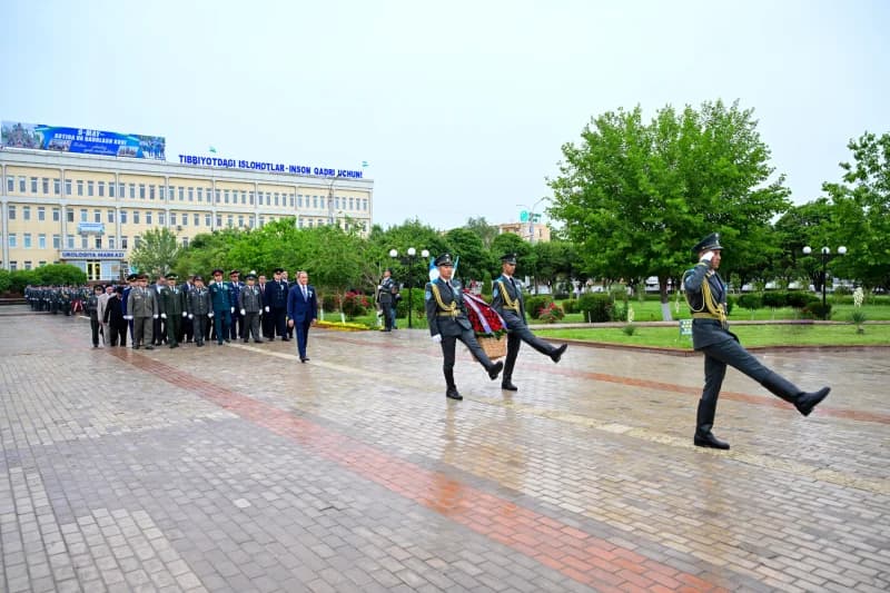 Марш почетного караула во время церемонии