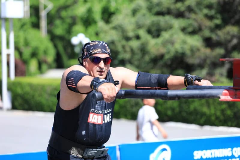 Kuchli sportchi og‘ir jihozlarni itarmoqda
