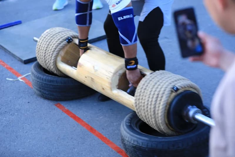 Sportchi og‘ir yog‘och to‘sin ko‘tarmoqda